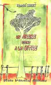 Un arbre cogne à la vitre