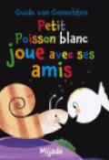 Petit poisson blanc joue avec ses amis
